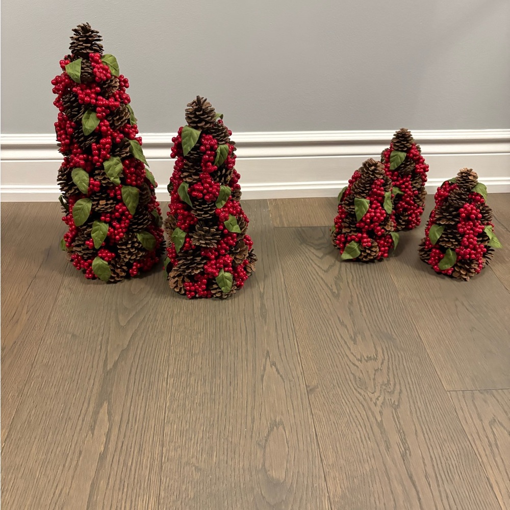 Target red beaded holiday/Christmas tree decor NWT